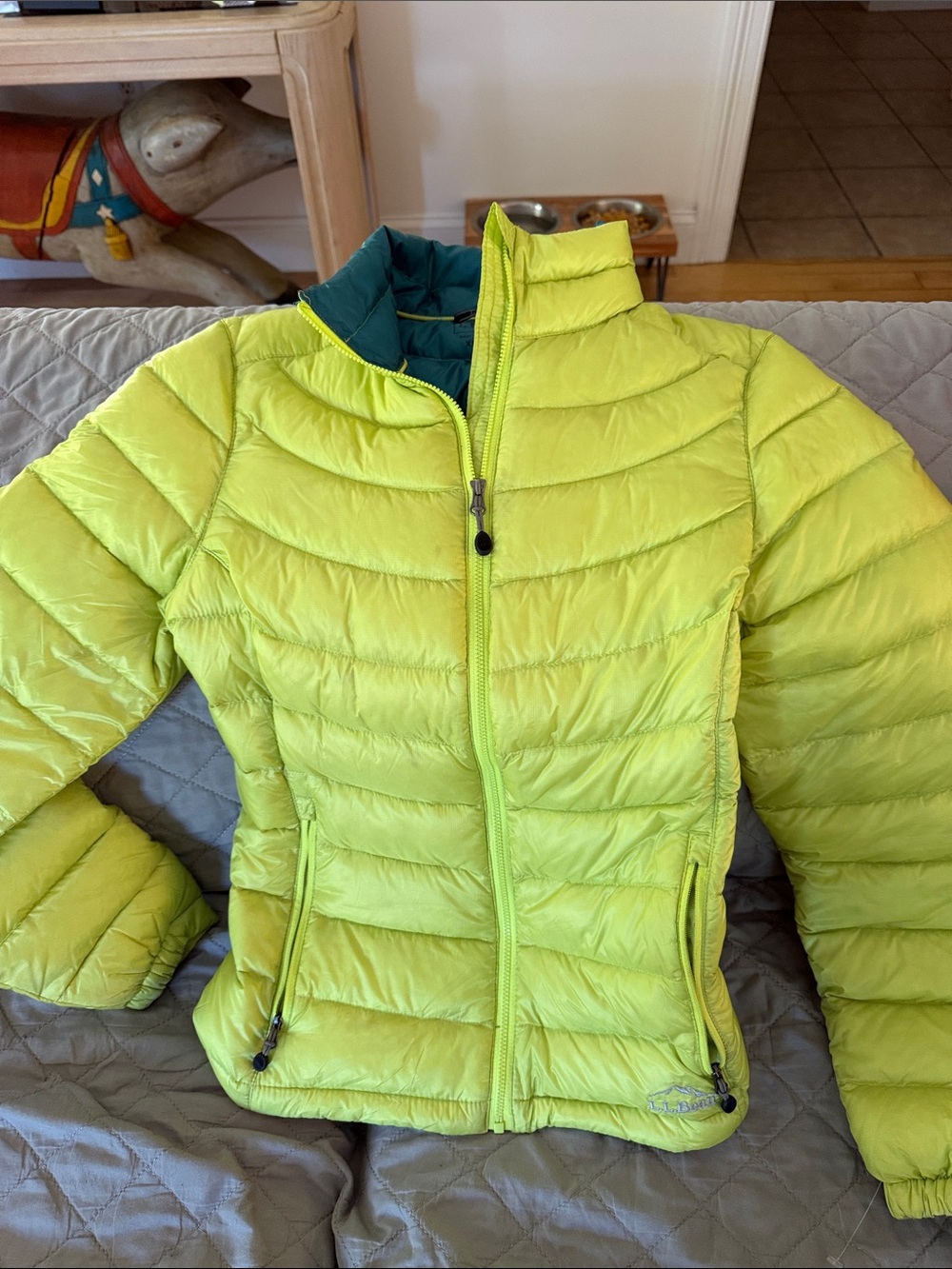 woman  850 Lightweight Puffer Jacket in Neon Yellow-Green